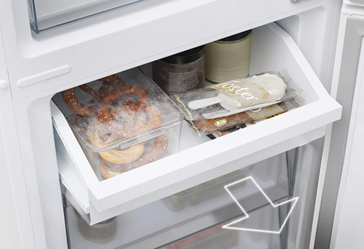 Απεικονίζονται τρόφιμα στην κατάψυξη.